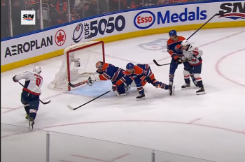 Une parade de Stuart Skinner face à Alex Ovechkin sur son premier arrêt