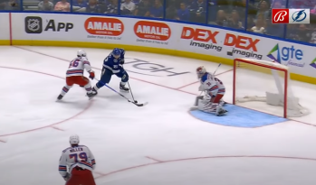 Brayden Point s'amuse avec Erik Gustafsson