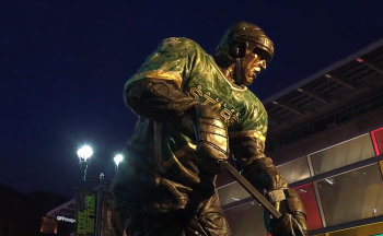 Mike Modano immortalisé devant le stade des Stars