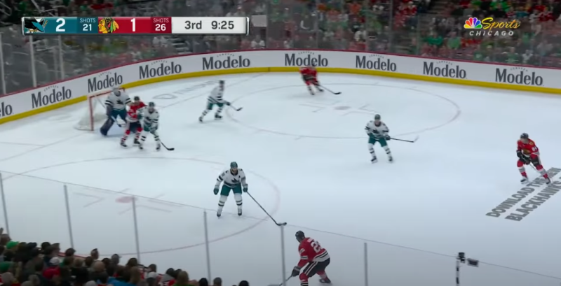 A voir : les Blackhawks prennent l'avantage sur les Sharks avec trois buts en 83 secondes