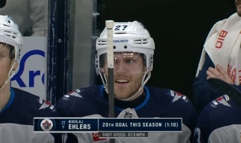 Tyler Toffoli prépare le but de Nikolaj Ehlers avec une passe à l'aveugle entre les jambes