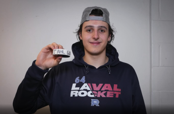 Un premier match en AHL réussi pour David Reinbacher avec son premier but