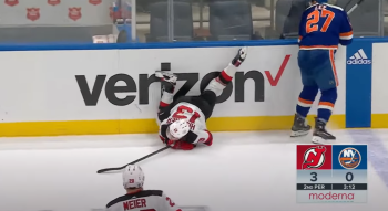 Anders Lee expulsé du match pour avoir donné un coup de genou à Nico Hischier