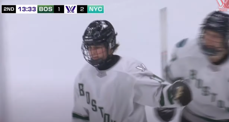 Kevin Fiala score et les Kings battent les Canucks, Alina Müller marque mais s'incline