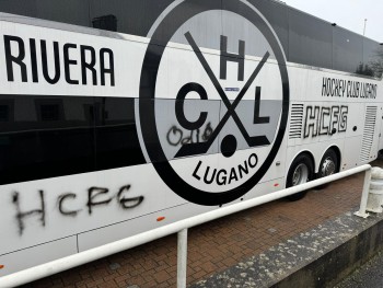 Le bus de Lugano tagué du côté de Fribourg
