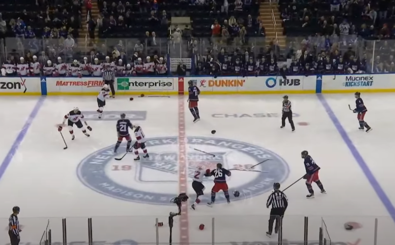 Les Rangers et les Devils s'engagent dans une bagarre de ligne quelques instants après la mise au jeu