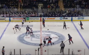 Les Rangers et les Devils s'engagent dans une bagarre de ligne quelques instants après la mise au jeu