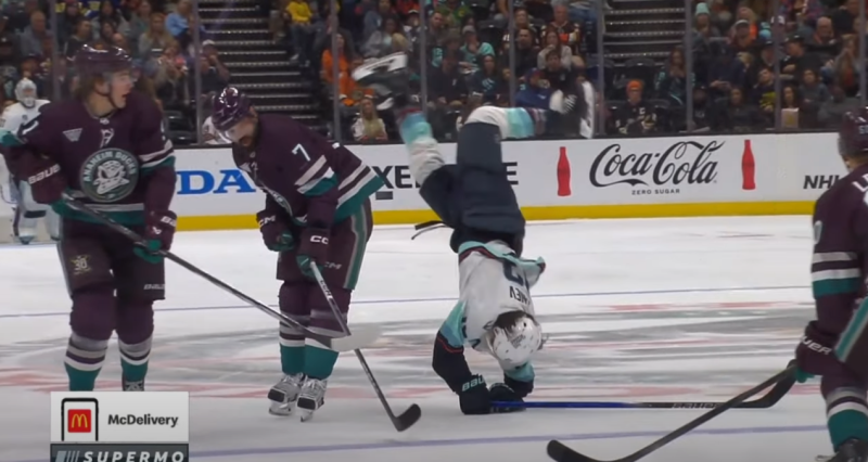 Radko Gudas envoie Brandon Tanev dans les airs