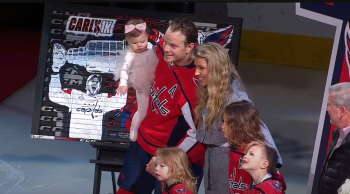 John Carlson honoré pour son 1'000e match en NHL