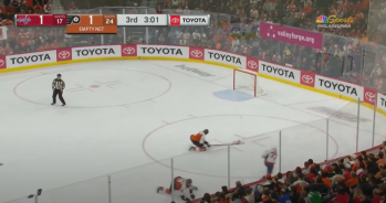 Tortorella sort son gardien dans un match à parité, causant le désespoir de son équipe, mais également des Wings et des Pens