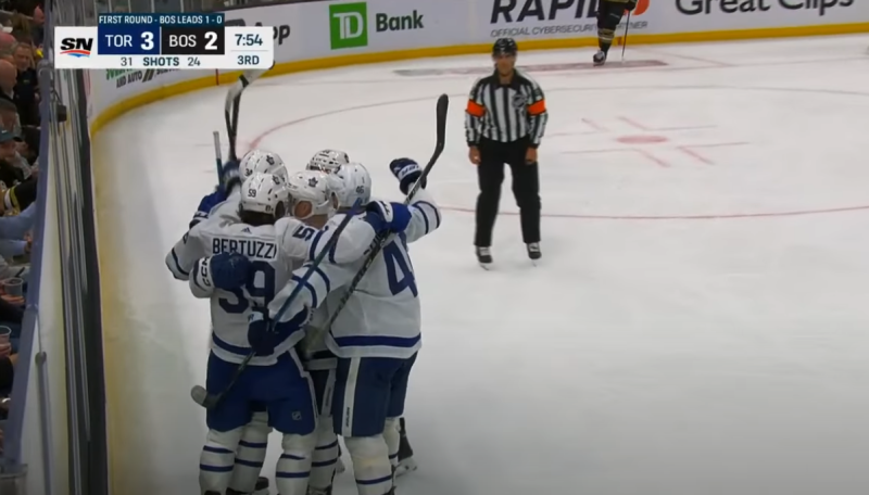 Auston Matthews tranche en faveur des Leafs face aux Bruins