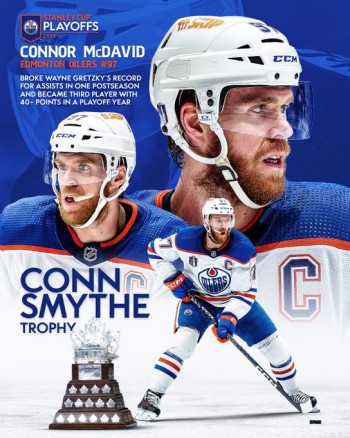 Connor McDavid met la main sur le trophée Conn Smythe