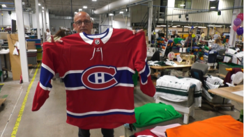 Découvrez la seule usine qui fabrique tous les maillots de NHL