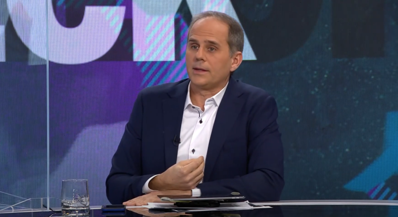 Stéphane Rochette continuera à nous distiller ses fines analyses