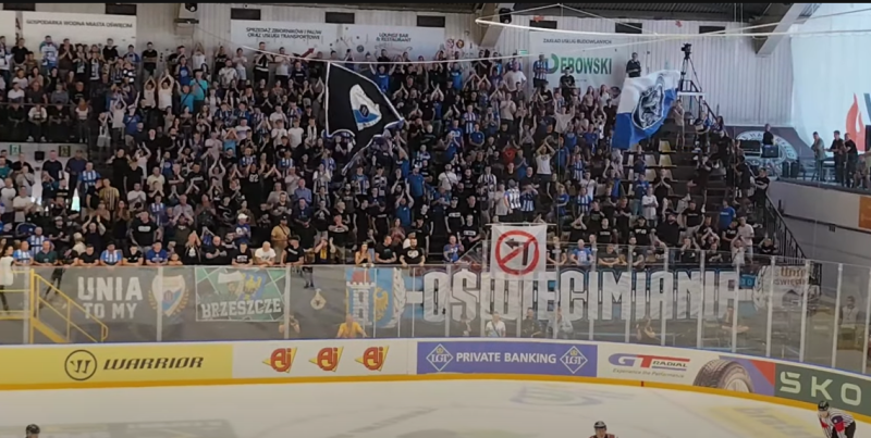 Les fans allemands accueillis par un message des plus clair lors du match à Auschwitz