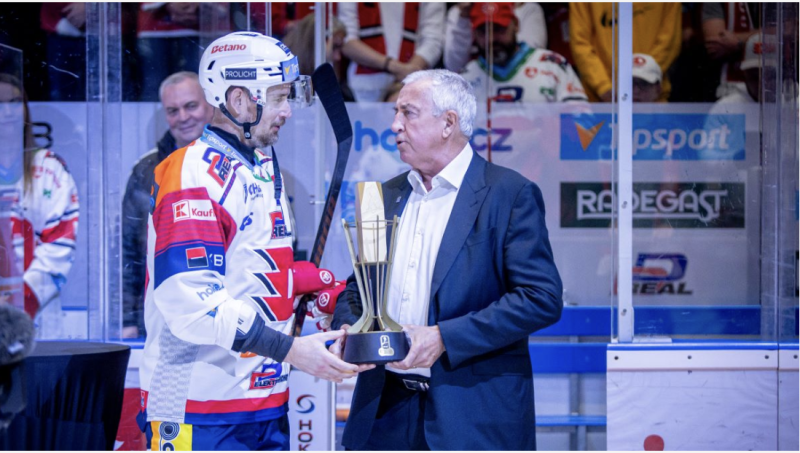 Roman Cervenka reçoit le trophée du joueur de l'année