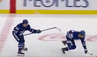 Nicholas Robertson blesse son propre coéquipier William Nylander