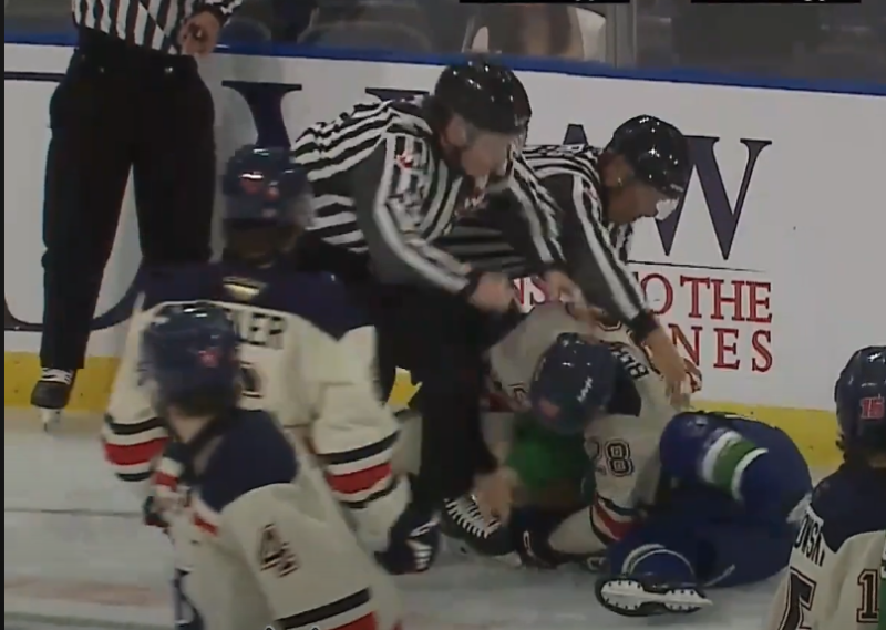 Leo Braillard s'énerve quelque peu face à Kurt Rookes