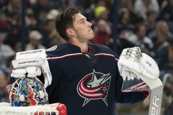 Elvis Merzlikins rend hommage à Johnny Gaudreau sur son nouveau masque