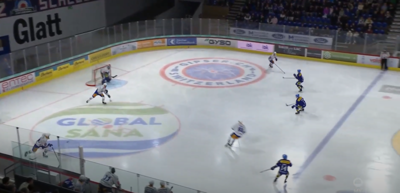 Elia Riva marque depuis sa zone défensive