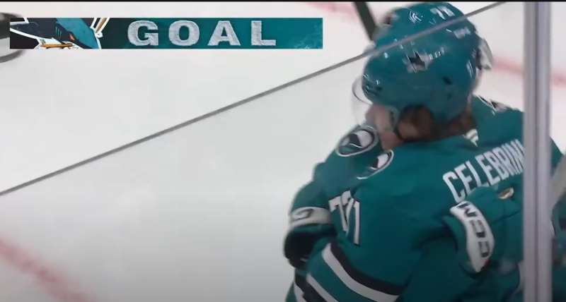 Macklin Celebrini marque à son premier match de NHL