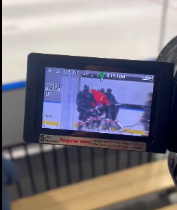 Peyton Krebs s'en prend à son capitaine Rasmus Dahlin pendant l'entraînement