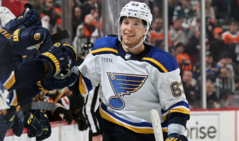 Neighbours signe une prolongation de contrat de deux ans