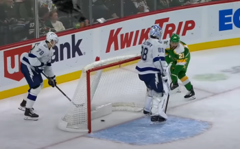 Plus facile de marquer avec deux pucks sur la glace