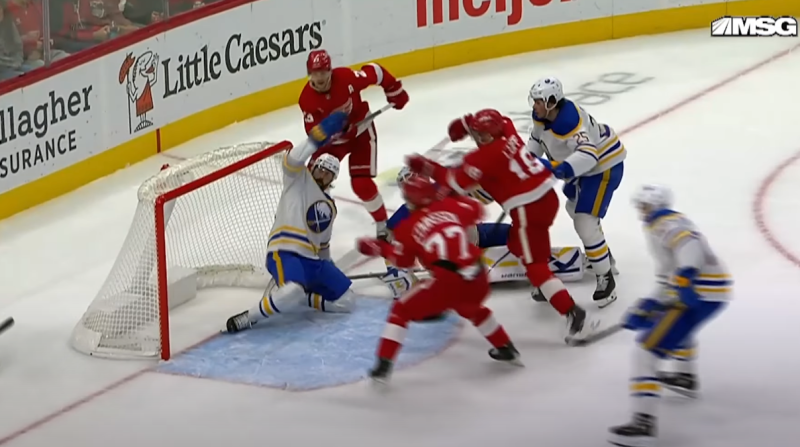 Alex Tuch supplée parfaitement son gardien