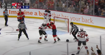 Enorme combat entre Jonah Gadjovich et Brenden Dillon