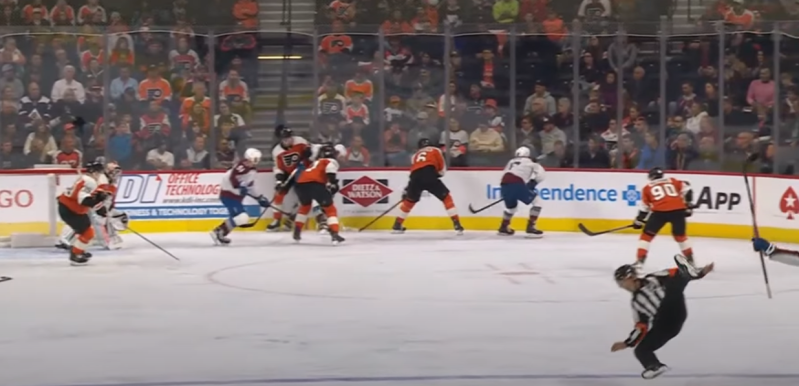 Un arbitre sort sur une civière après un choc avec un joueur