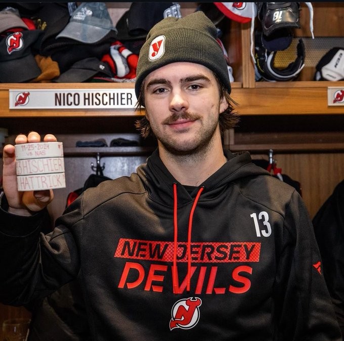Nico Hischier signe son premier hattrick en NHL