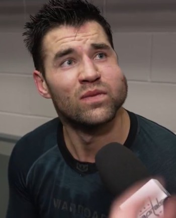 Un puck au visage qui laisse des traces à Tom Wilson