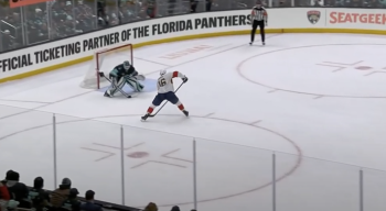 Aleksander Barkov mystifie totalement Joey Daccord