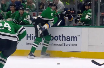 Lian Bichsel se fait plaisir sur Brayden Schenn