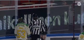 Un joueur passe à travers le plexiglas dans le championnat finlandais
