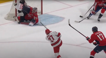 Un superbe mais peu conventionnel arrêt de Charlie Lindgren