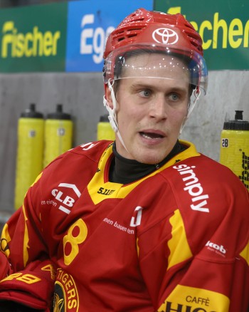 Saku Mäenalanen en action à la Coupe Spengler