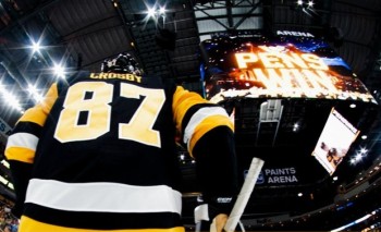 Sidney Crosby égale une marque de Mario Lemieux