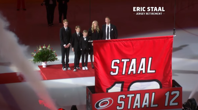 Les images du retrait du maillot d'Eric Staal