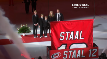 Les images du retrait du maillot d'Eric Staal