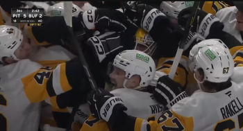 Le gardien Alex Nedeljkovic s'offre une première en NHL avec un but et un assist