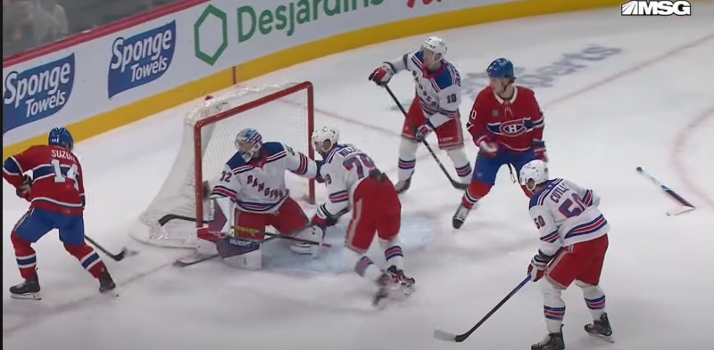 Le gardien Jonathan Quick fait un arrêt avec la crosse de... Juraj Slafkovsky