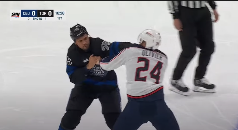 Un long et acharné combat entre Ryan Reaves et Mathieu Olivier