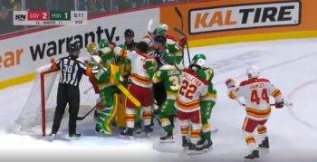 Rasmus Andersson donne un coup de poing à la tête de Marc-André Fleury au milieu d'une mêlée