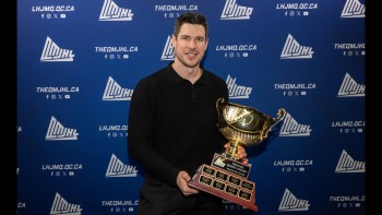 Sidney Crosby découvre le nouveau trophée à son nom