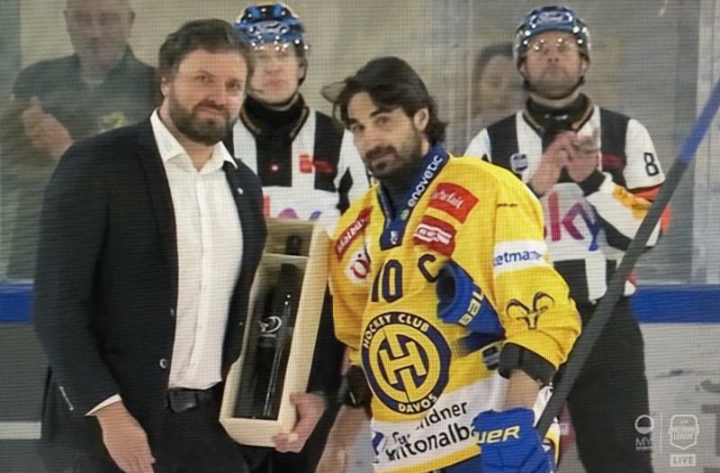 Jolis gestes d'Ajoie enver Andres Ambühl