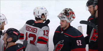 Poignées de main finale entre Devils et Hurricanes