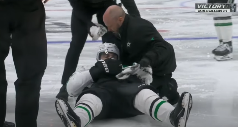 Lian Bichsel quitte le match après une lourde collision avec les bandes