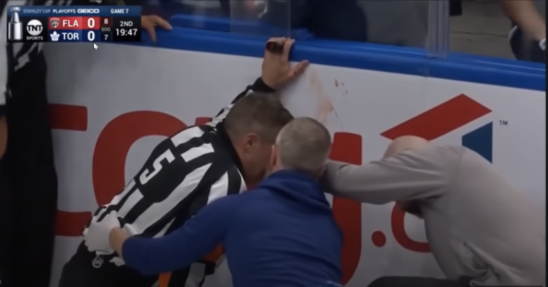 L'arbitre Chris Rooney méchamment amoché par une crosse haute